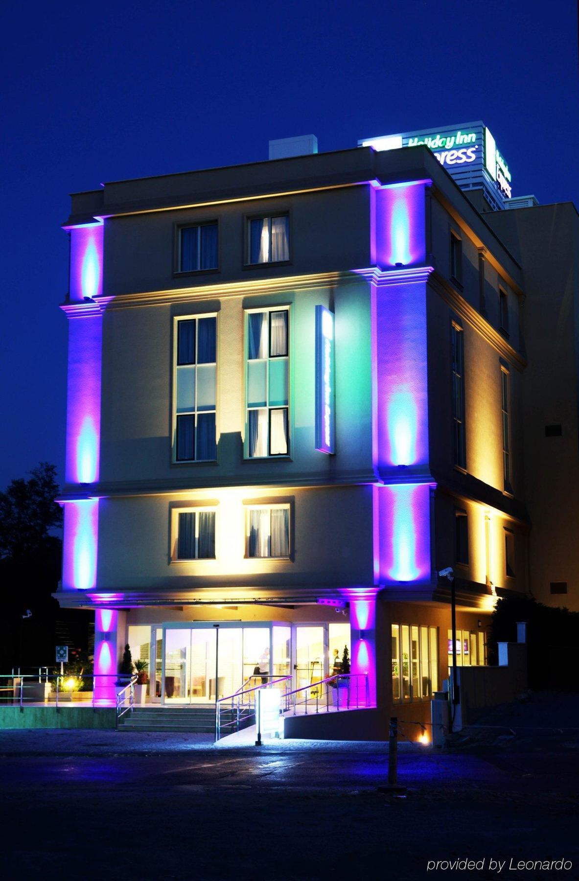 Holiday Inn Express Istanbul-Altunizade By Ihg Zewnętrze zdjęcie