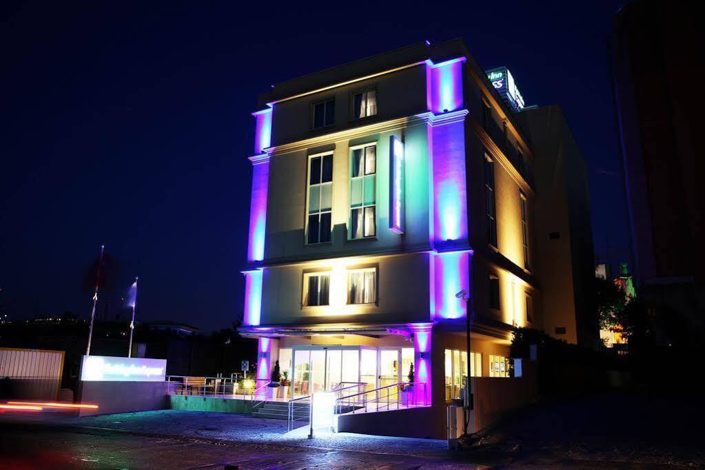 Holiday Inn Express Istanbul-Altunizade By Ihg Zewnętrze zdjęcie